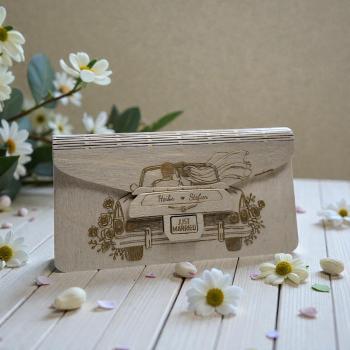 „Holzumschlag aus Sperrholz mit gravierten Vornamen auf der Vorderseite“